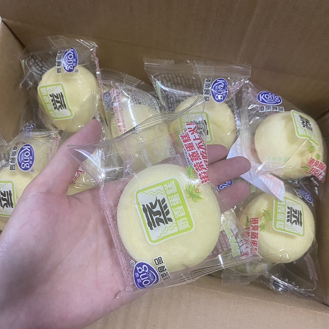 一箱20个，好吃的哎，淡淡的奶味和椰子味