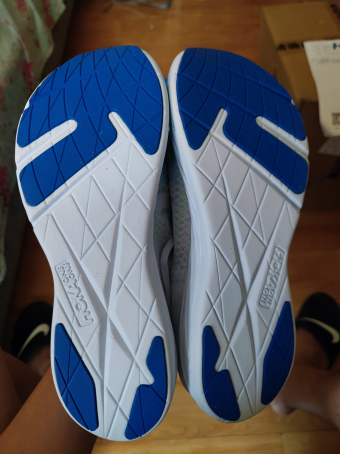 跑鞋