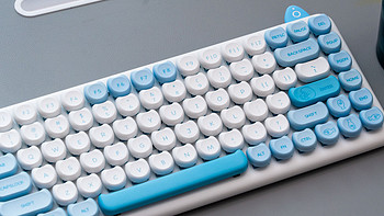 太可爱了，送女朋友IQUNIX M80机械键盘，把女朋友萌化了