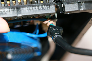 巧用扎带修好电磁炉线缆的过程