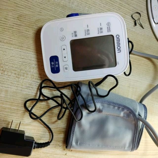 ​欧姆龙进口电子血压计家用上臂式 医用