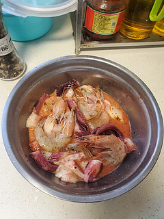 简单调味 胡椒海盐柠檬水 炸虾和鱿鱼