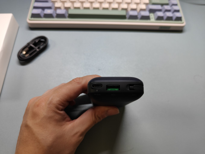 绿联移动电源