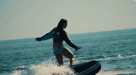 “水上超跑”孤独求败：国产品牌小鲨鱼推出第二代电动冲浪板！