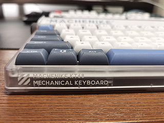 有点赛博朋克味道的机械师KT68键盘