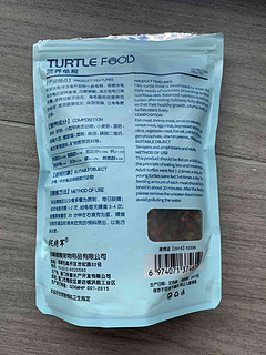 新买的龟粮很受欢迎，一口一颗吃得好开心