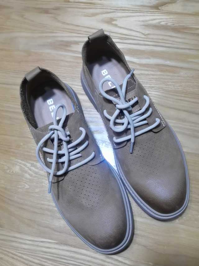 百丽夏季真皮打孔皮鞋