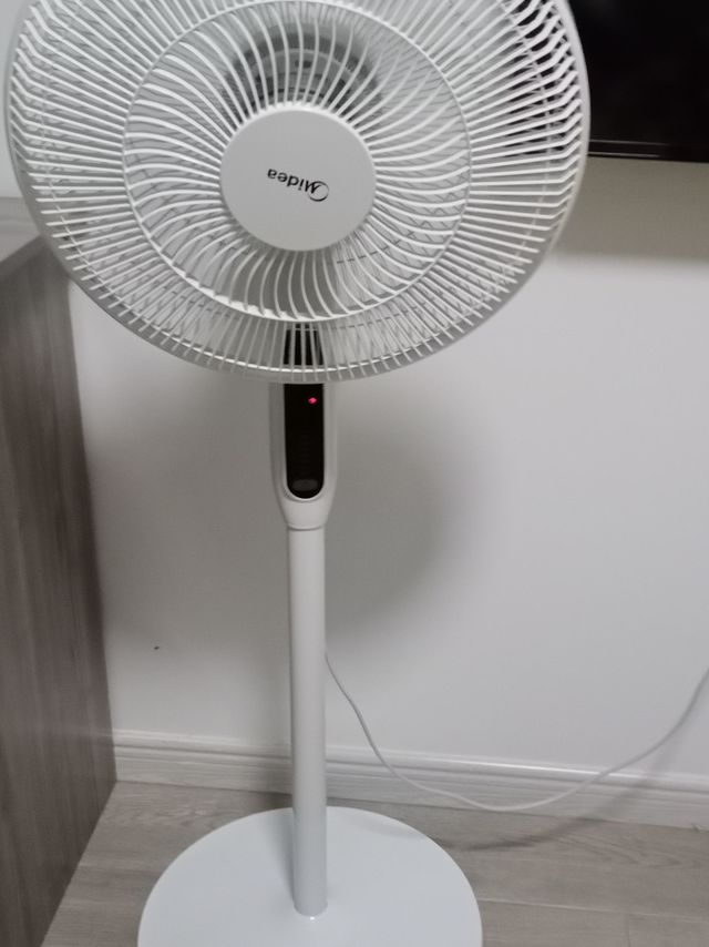 夏天少不了的家用的小型静音电风扇