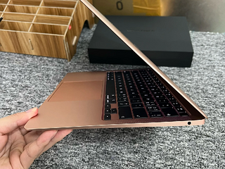 苹果电脑外观高颜值轻薄。