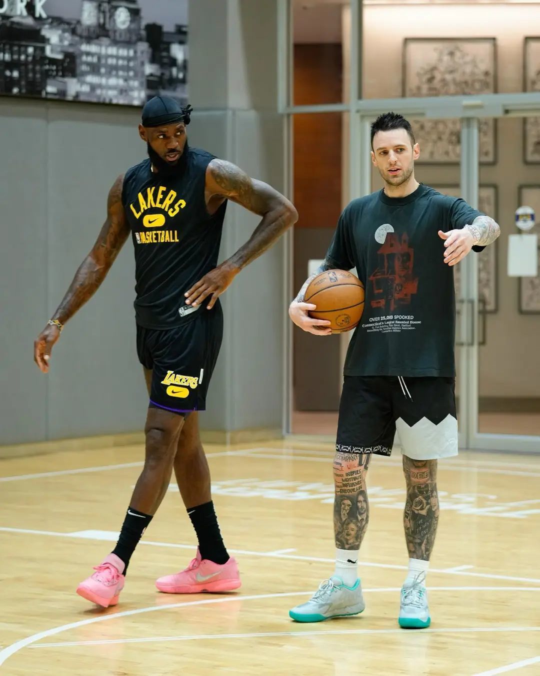 疑似LeBron 20球鞋首次曝光?詹姆斯训练亲自上脚!
