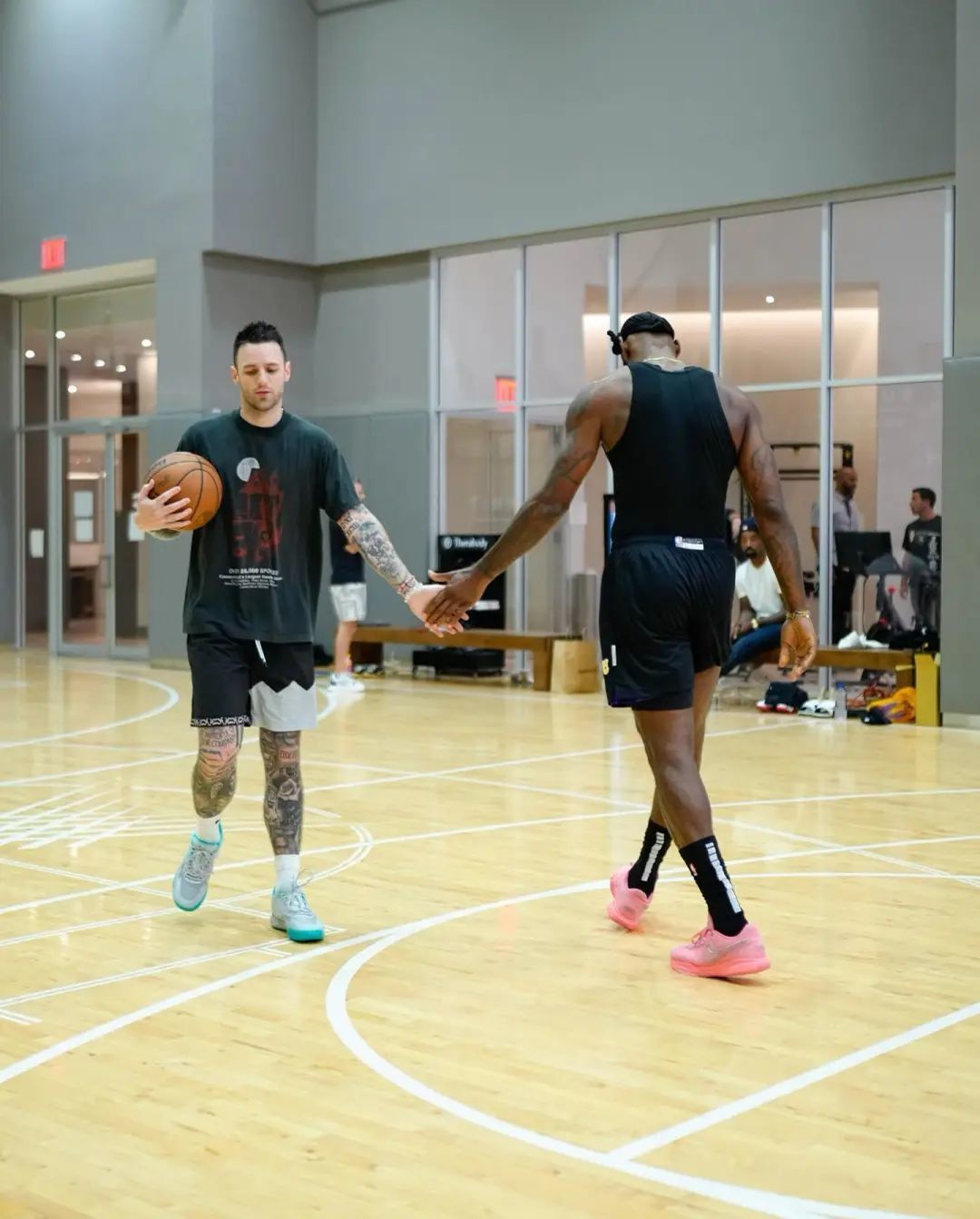 疑似LeBron 20球鞋首次曝光?詹姆斯训练亲自上脚!