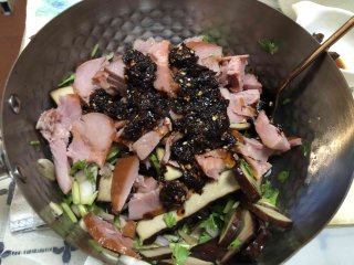 这么个大鸡腿霸子吃起来爽死了，味道像火腿