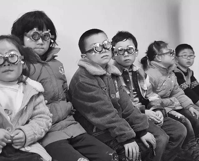 暑假近视高发期：近视防治要从3岁抓起，这2点最有效！