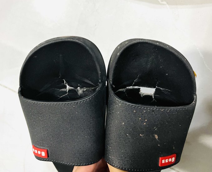 这应该是在张大妈穿得最破的一双拖鞋了吧