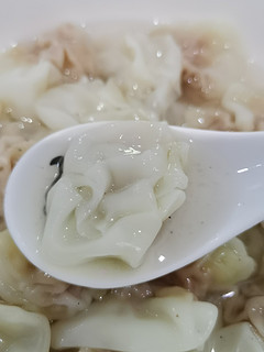 一边露营一边吃着小馄饨