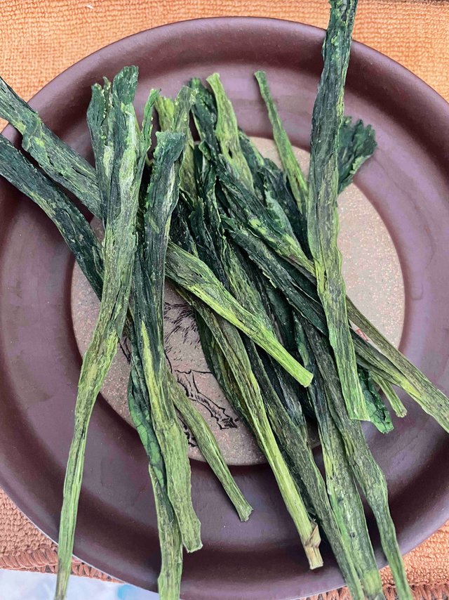 绿茶翘楚太平猴魁，观形品饮皆宜。