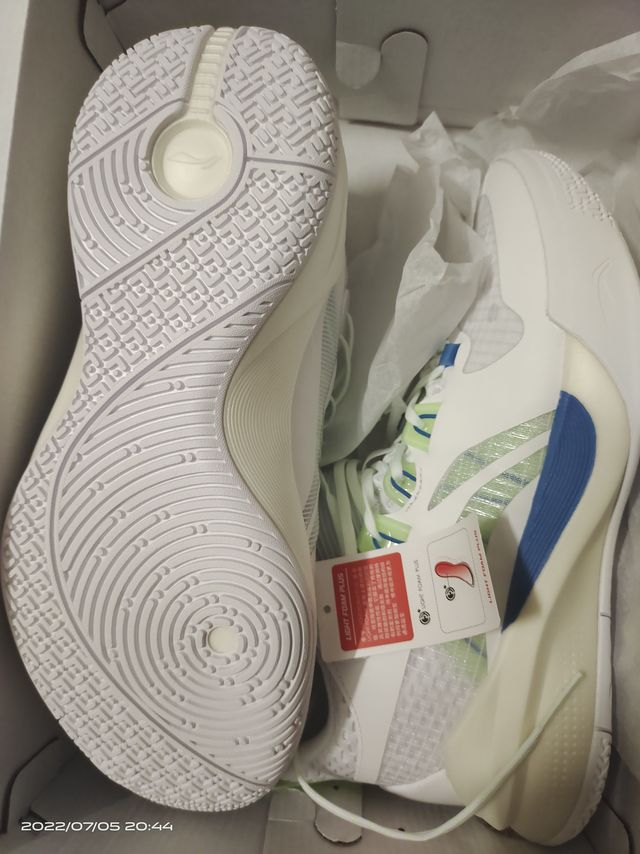 一双压马路的鞋子