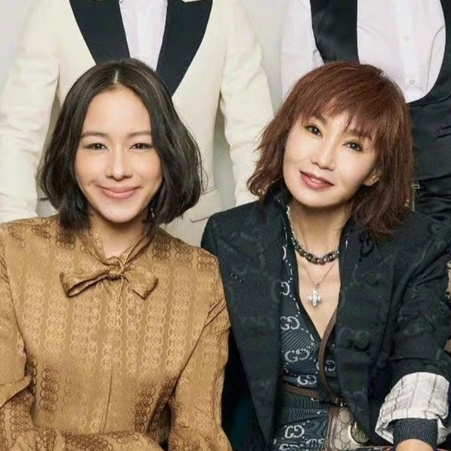 57岁张曼玉近照刷屏，初代偶像的魅力可不拘泥于“年龄”，衣品也是一绝