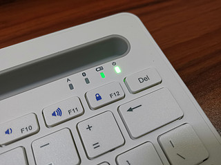 雷柏新键盘到了，支持连接3个设备。