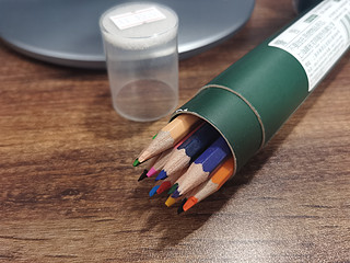 晨光12色彩色铅笔提升办公文案标记效果