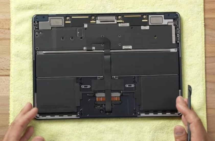 苹果新款M2 MacBook Air 拆解，强化被动导热、单256GB颗粒、建议换硅脂