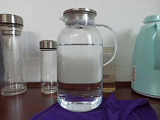 喜欢喝水就送个2.5升的炊大皇玻璃水壶
