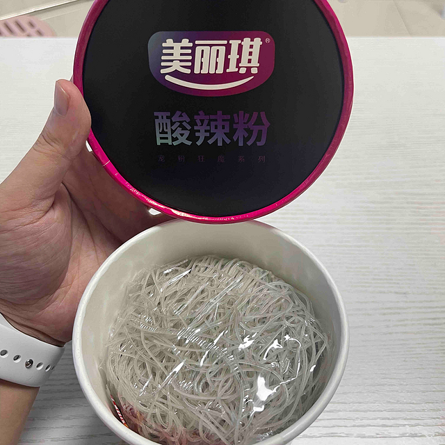 嗦酸辣粉真的是一件很快乐的事情。