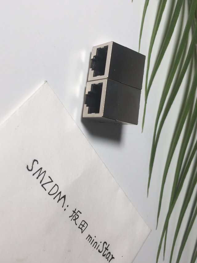 为了看清楚细节我拆了一个到手的网口连接器