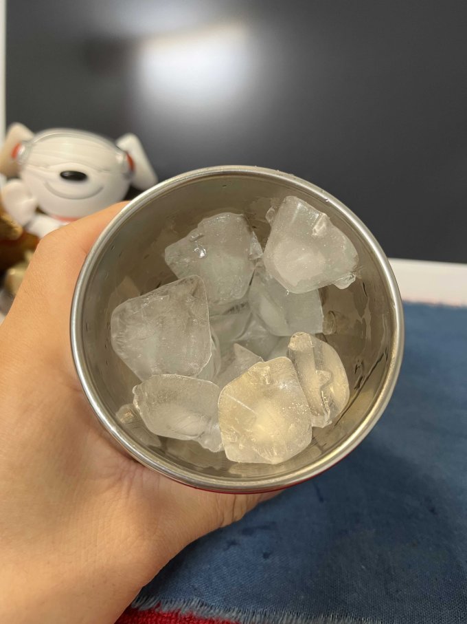 杯,具有一定的保温和保冷功能,但最出众的是保冷功能,冰块放在里边不