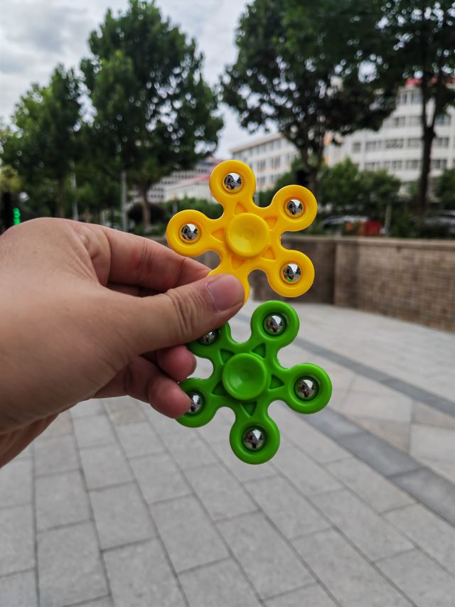 教小朋友购物，三块钱的指尖陀螺解放一整天