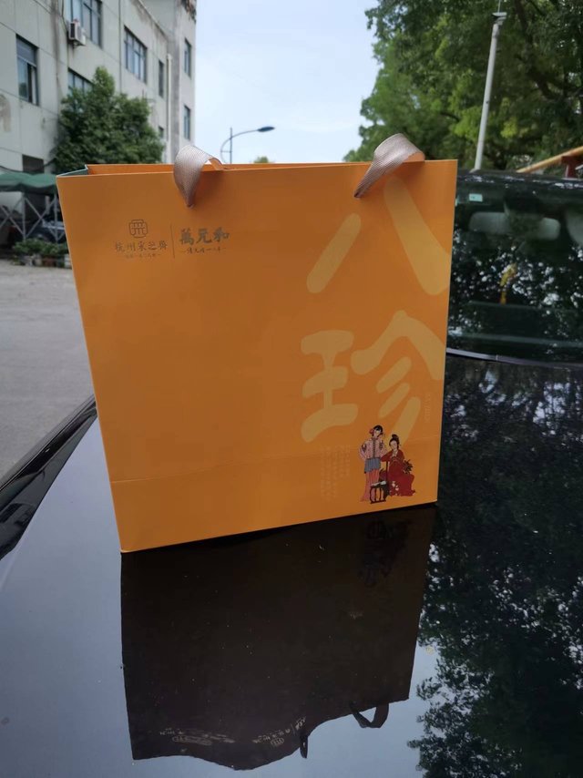 
这礼盒也太漂亮了，满满的皇家御用的感觉