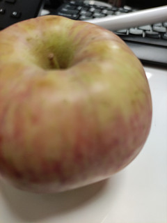 夏天吃个苹果解解暑