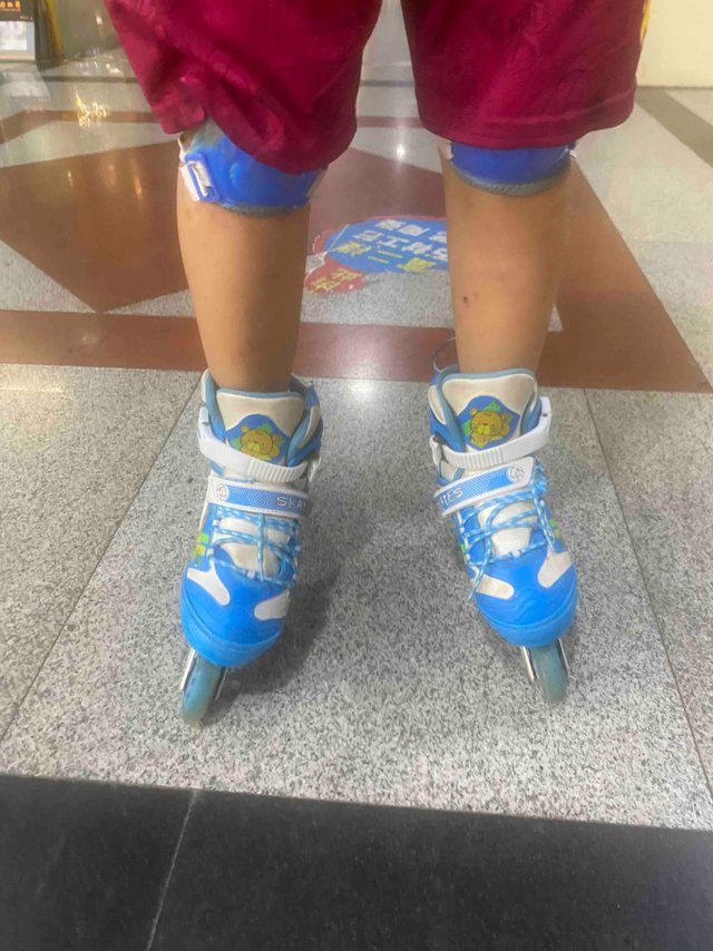 和一大班小朋友一起玩轮滑