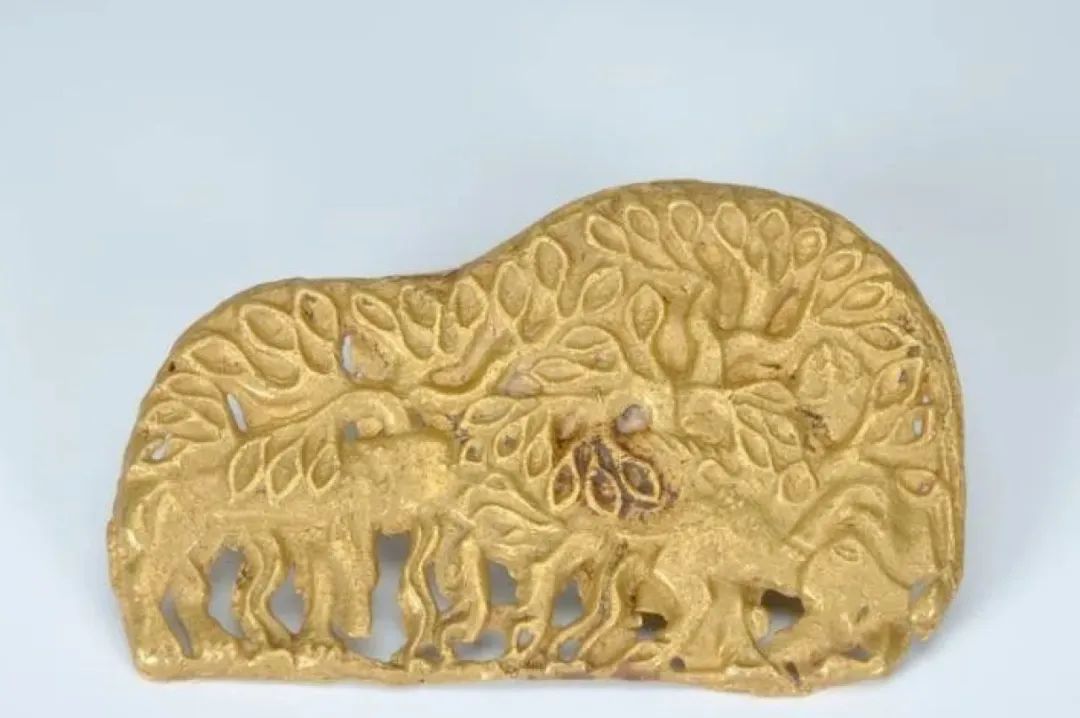狼噬牛金牌饰 ©图源网络 狼噬牛金牌饰 ©图源网络