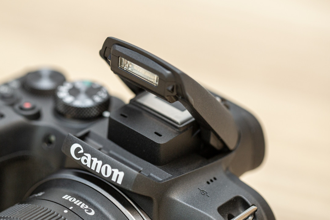 一台最小巧的佳能EOS R相机，佳能EOS R10开箱评测