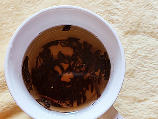 来自武夷山的小种红茶，茶汤亮，回味甜～