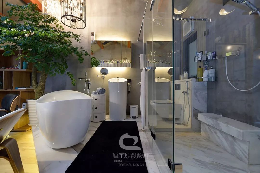 把浴缸装在客厅？上海38㎡老房颠覆性改造，大胆又高级