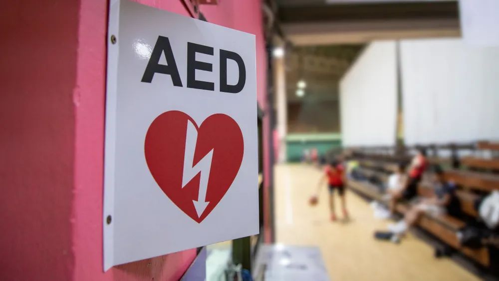 AED(自动体外除颤器)你会用吗？在救护车没有及时赶来的黄金4分钟，很多人都靠它救命！