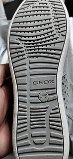 轻便但是底子硬的Geox女士运动鞋