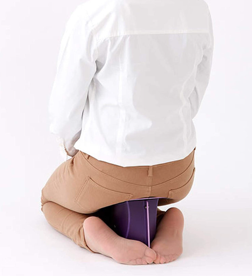 日本新发明「随时跪」折叠椅，久跪腿不麻，叠起来跟文件夹一样！