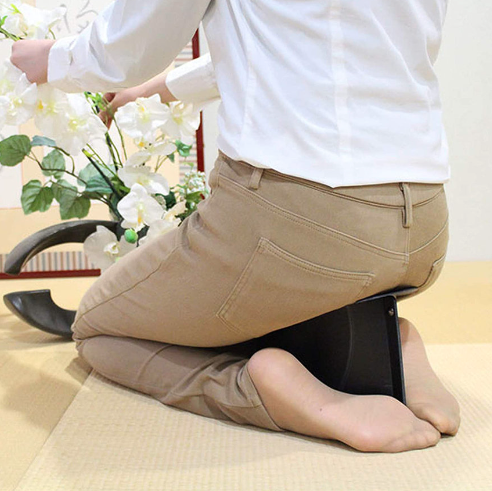 日本新发明「随时跪」折叠椅，久跪腿不麻，叠起来跟文件夹一样！