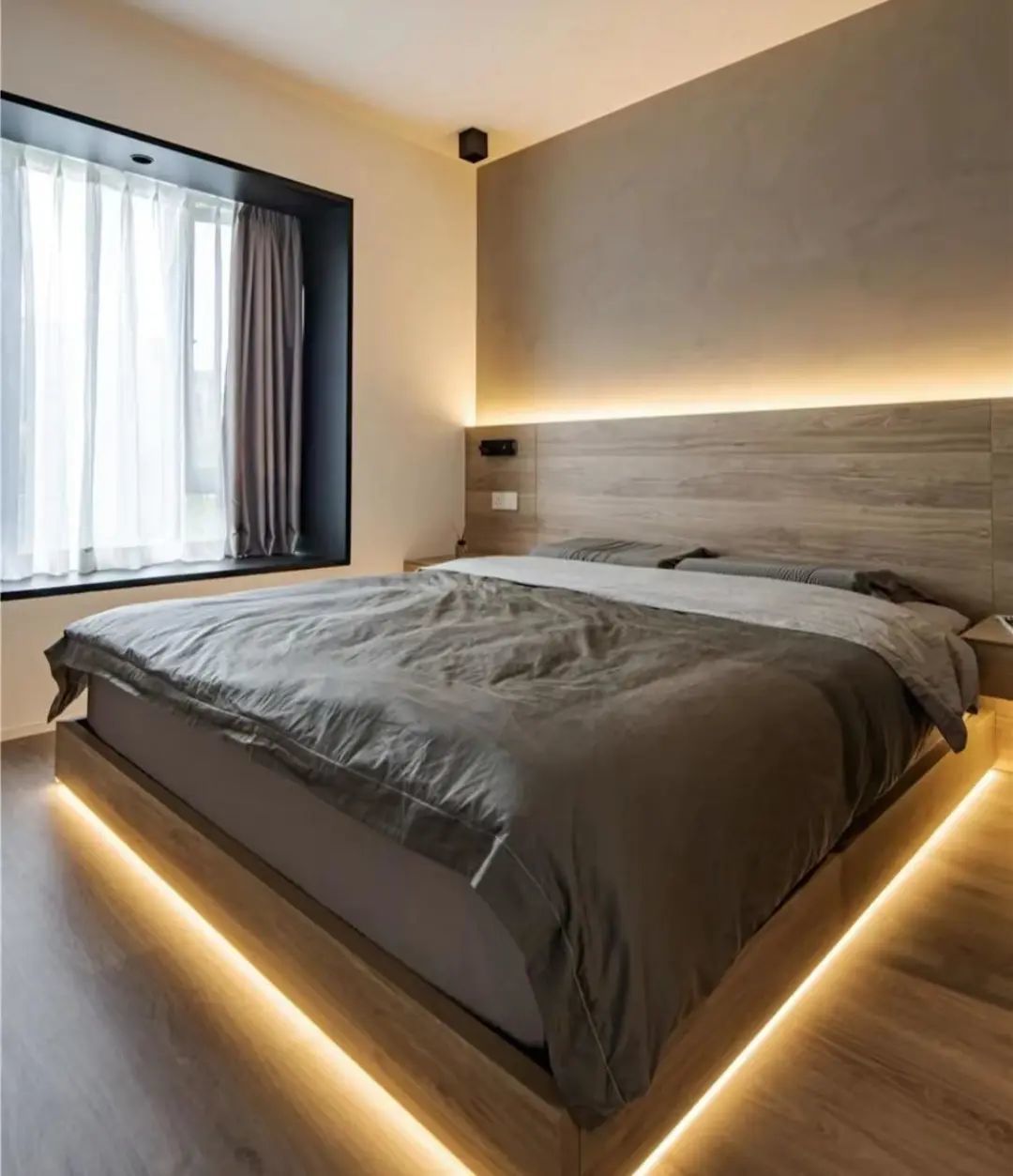 从床边坐起时,灯带就能感应到你的脚,自动亮起,方便你穿上拖鞋起身上