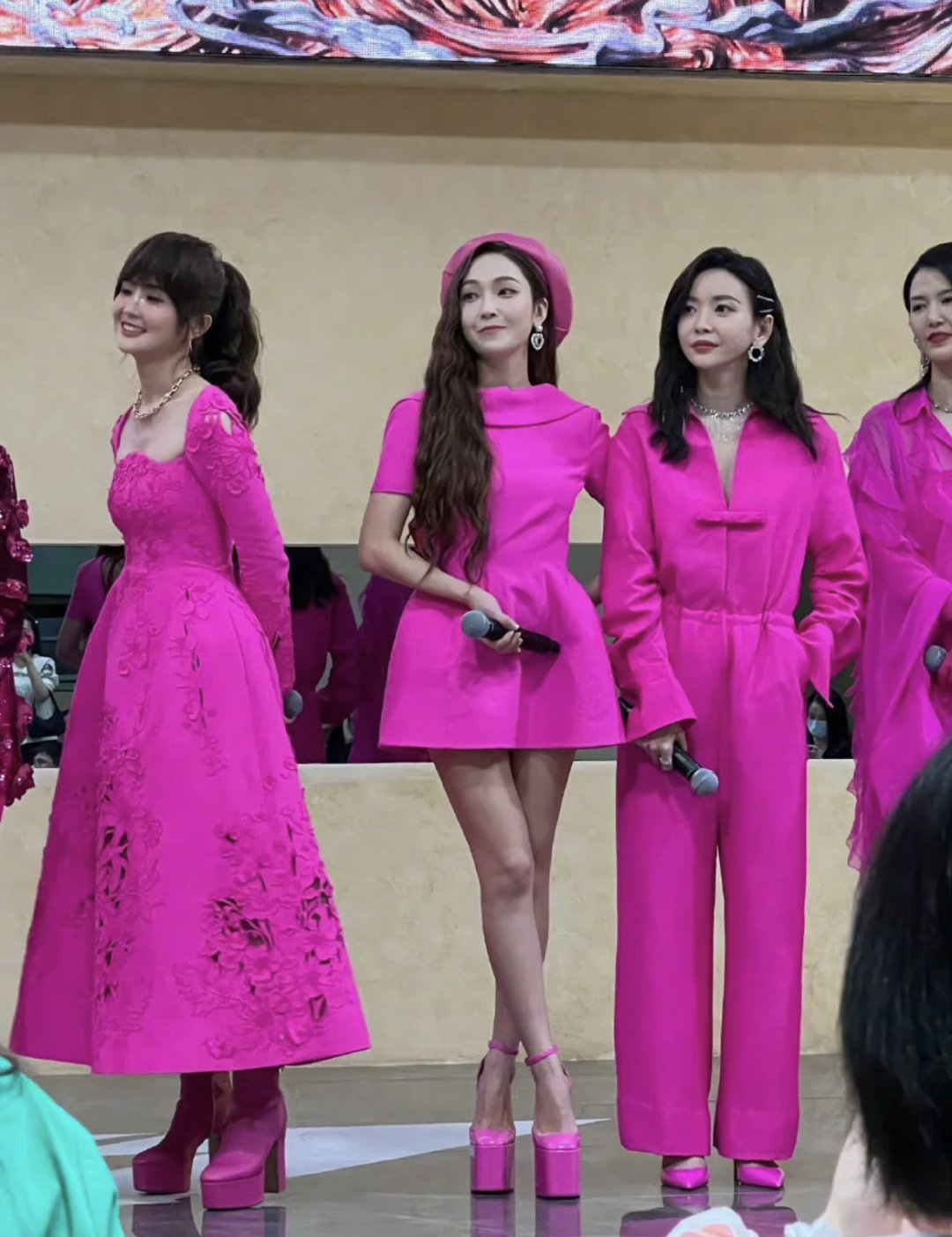 浪姐3成团夜“火龙果”造型💓谁更胜一筹?普通女孩怎样才能穿对粉色?