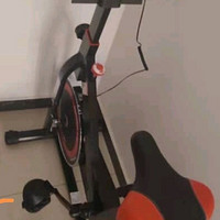 室内运动自行车。