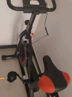室内运动自行车。