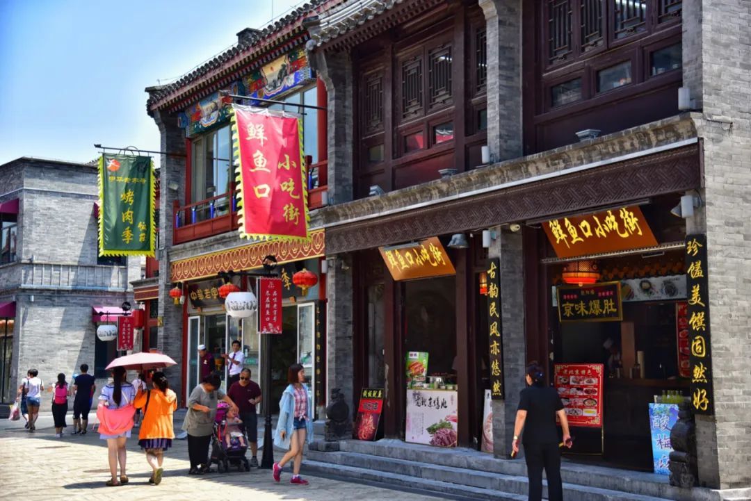 “门到门，三华里”，与北京前门大街相连的鲜鱼口是南城传统商业街区。©摄图网