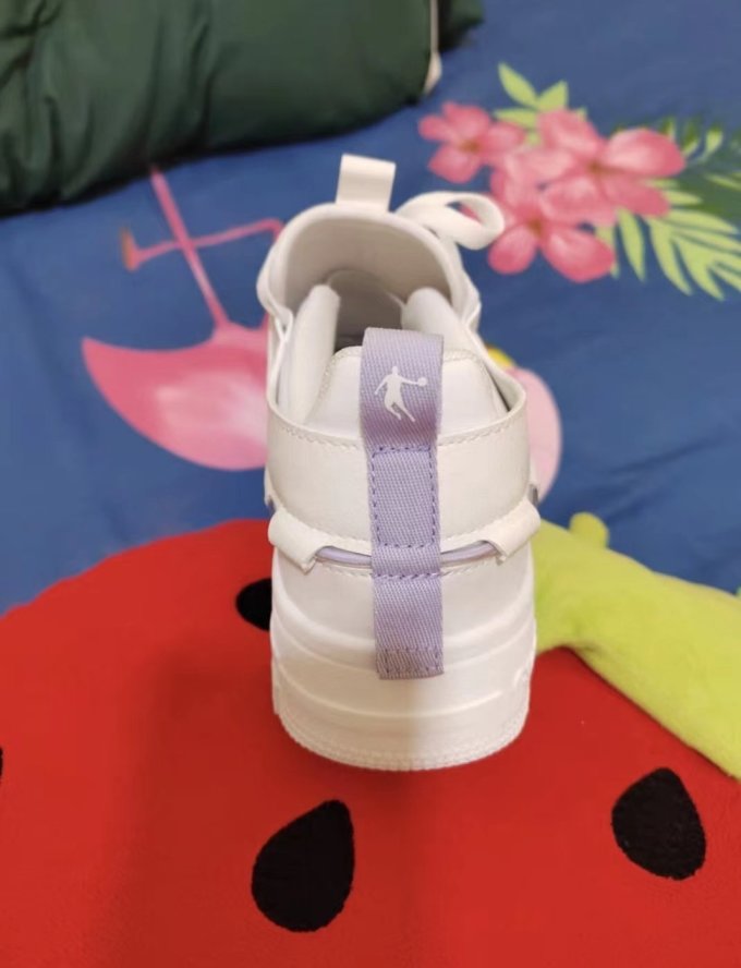 乔丹运动板鞋