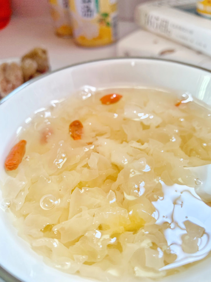 健康养生的喝银鹭枸杞银耳汤