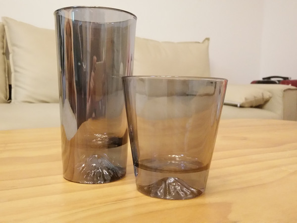 
商品品质：本来有个杯子有瑕疵，商家答应