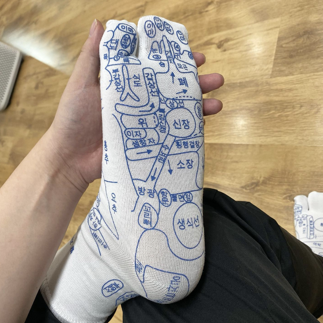 Maison Margiela“猪蹄”袜上印穴位图，奢侈品往足疗届发展了？